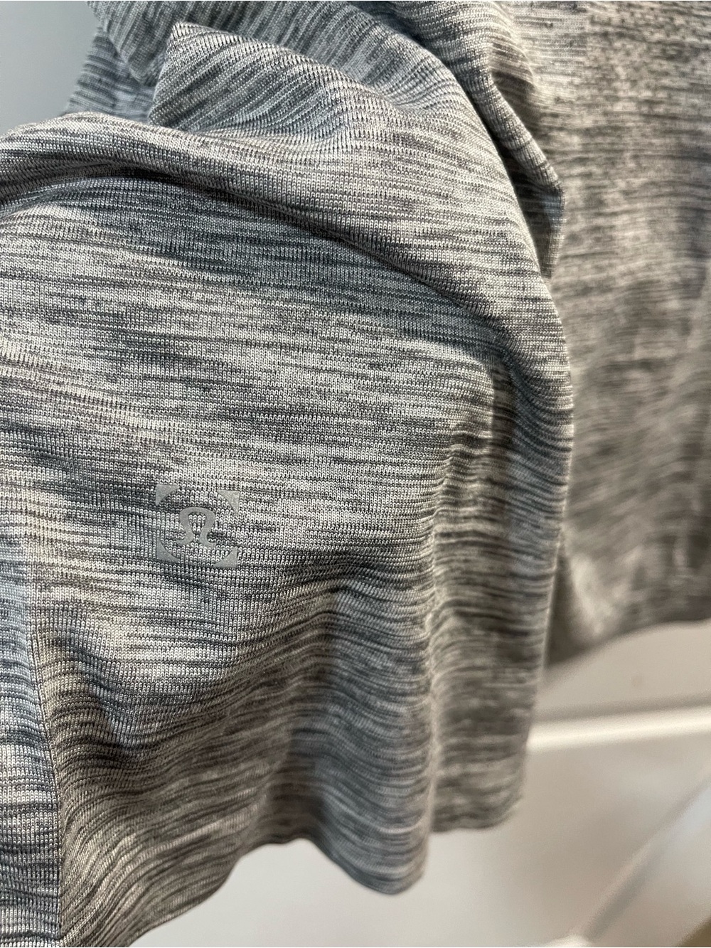 lululemon athletica Men's Heathered Grey Short Sleeve Performance Tee - Picture 4 of 4